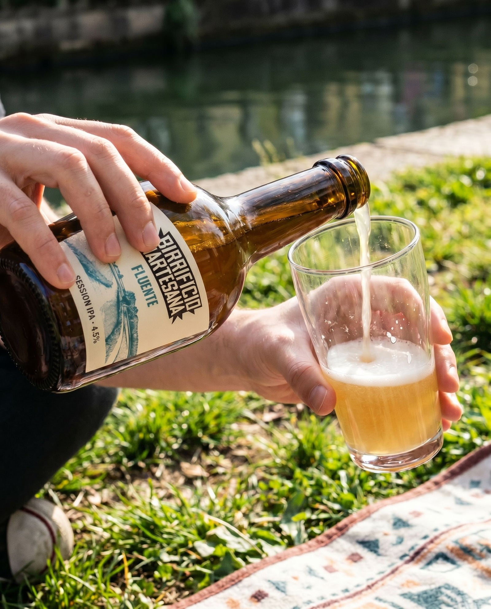 Fluente Session IPA versata nel bicchiere lungo il Naviglio Martesana