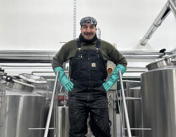Un birraio tra gli impianti di produzione del Birrificio Martesana