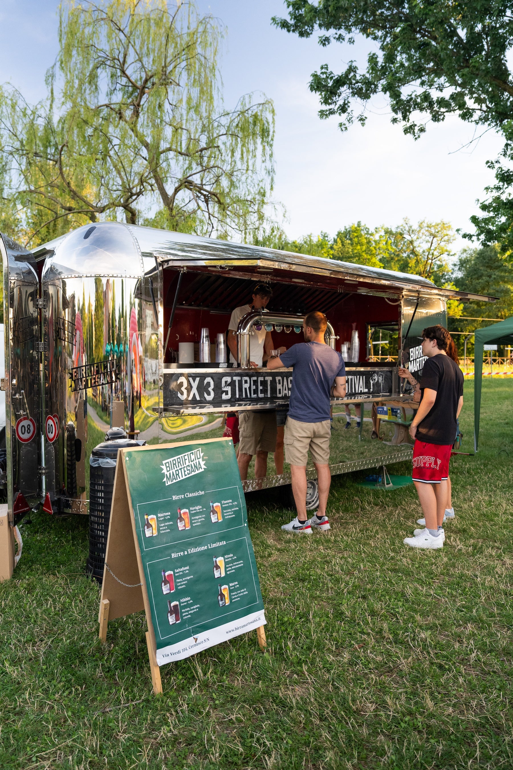Beer Truck vintage di Birrificio Martesana allestito per un evento in Lombardia