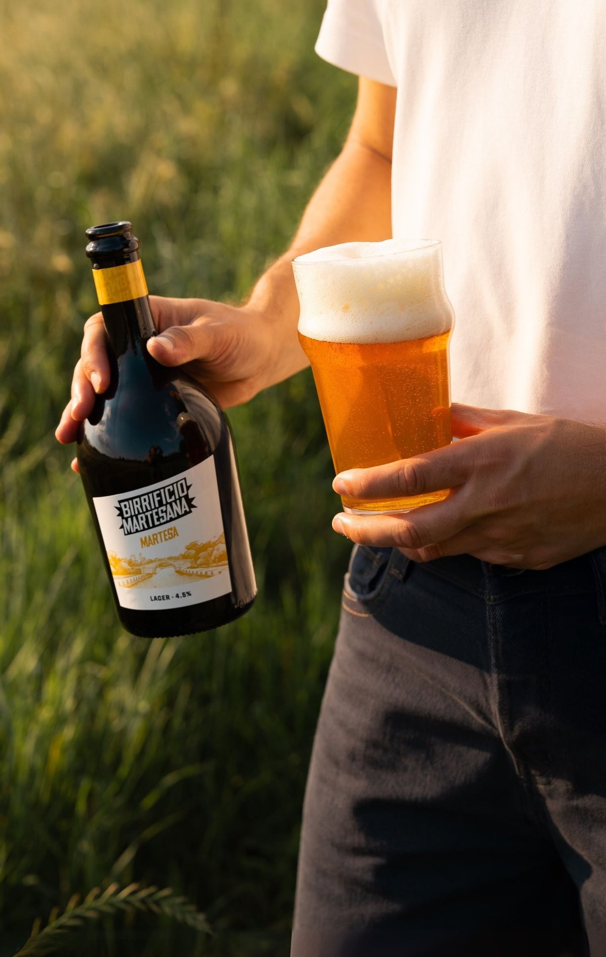 Persona con una birra artigianale di Birrificio Martesana