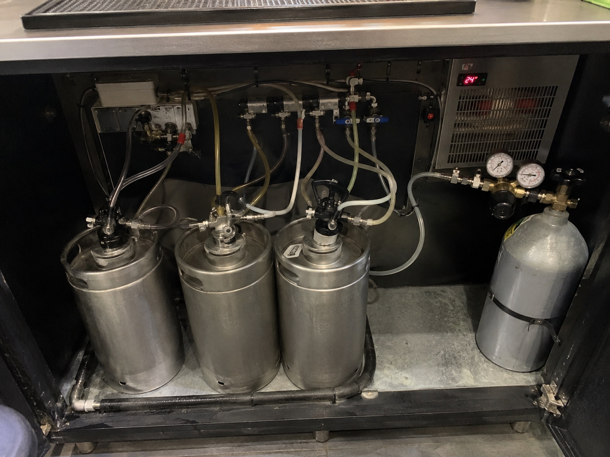 Fusti e linee refrigerate di un impianto di spillatura professionale