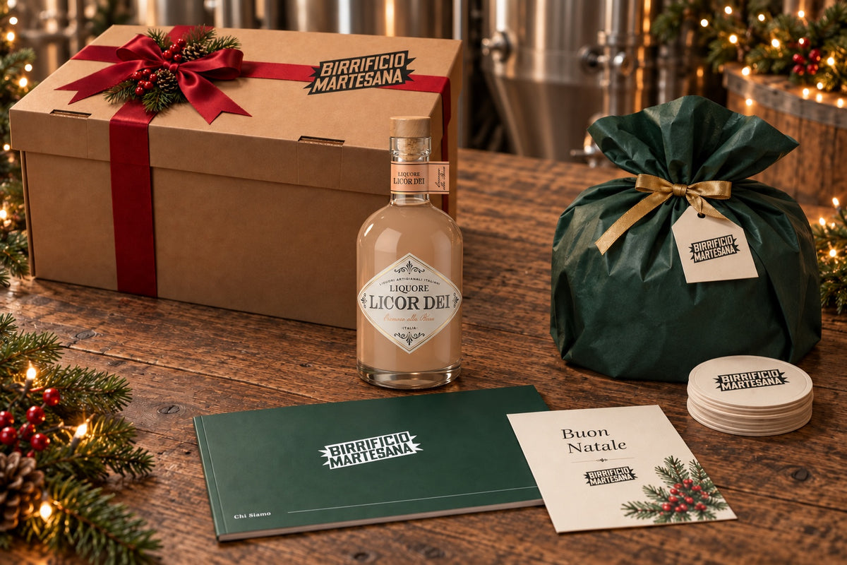 Confezione Liquore e panettone: scatola natalizia Birrificio Martesana, panettone nel sacchetto verde e una bottiglia Licor Dei Cremoso alla Birra
